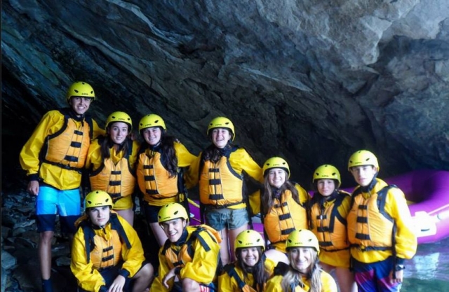  穿着安全背心游览 